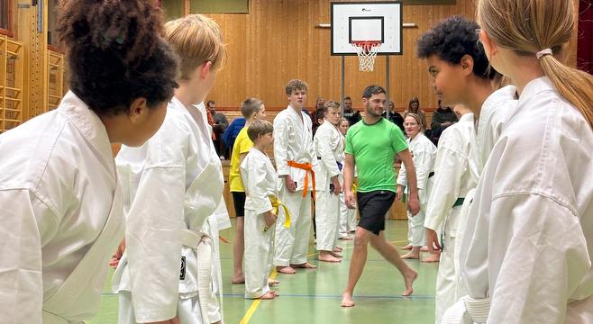 Bilde/illustrasjon for Karate trening på ØSUS Karate trening på ØSUS